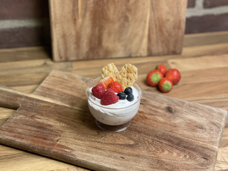 Vegansk bakelse med bär och smördeg